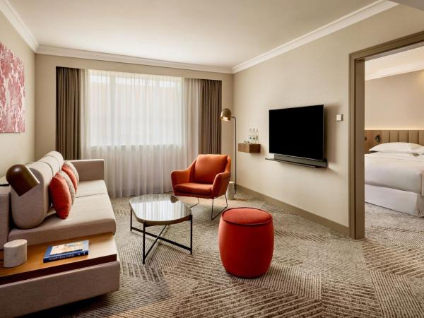 Sheraton Zagreb Hotel : photo 8 de la chambre suite classique 2 pièces 1 chambre avec 1 lit king-size 