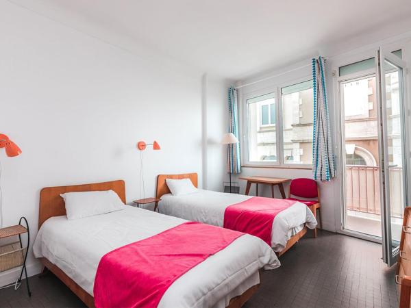 Hotel Le Trident Thyrsé : photo 1 de la chambre chambre lits jumeaux avec balcon