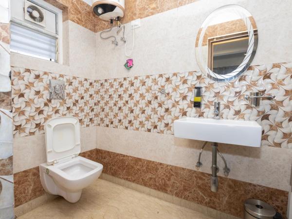 Lakeside Suites : photo 8 de la chambre chambre lit king-size avec balcon