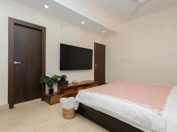 Lakeside Suites : photo 5 de la chambre chambre lit king-size avec balcon