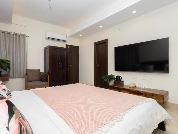 Lakeside Suites : photo 7 de la chambre chambre lit king-size avec balcon