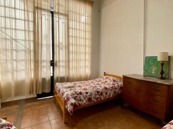 Casa en el Encantador San Telmo - 8 habitaciones : photo 5 de la chambre chambre triple avec salle de bains commune