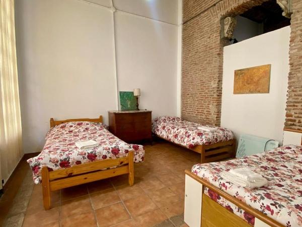 Casa en el Encantador San Telmo - 8 habitaciones : photo 4 de la chambre chambre triple avec salle de bains commune