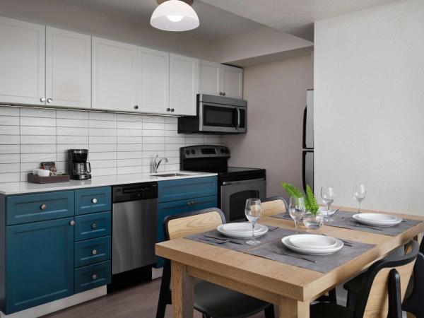 Sonesta ES Suites Chicago Downtown Magnificent Mile Medical : photo 6 de la chambre suite 2 chambres avec lit king-size et lit queen-size