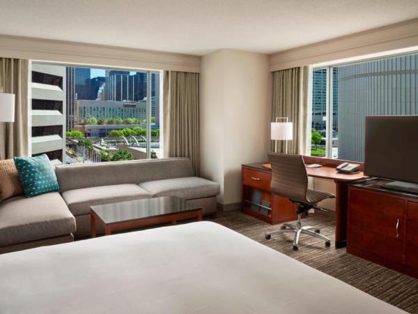 Marriott Downtown at CF Toronto Eaton Centre : photo 2 de la chambre chambre lit king-size - vue sur place nathan phillips et sur ville