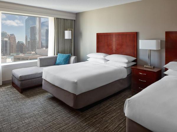 Marriott Downtown at CF Toronto Eaton Centre : photo 3 de la chambre chambre avec 2 lits doubles - vue sur place de la trinité et sur cour