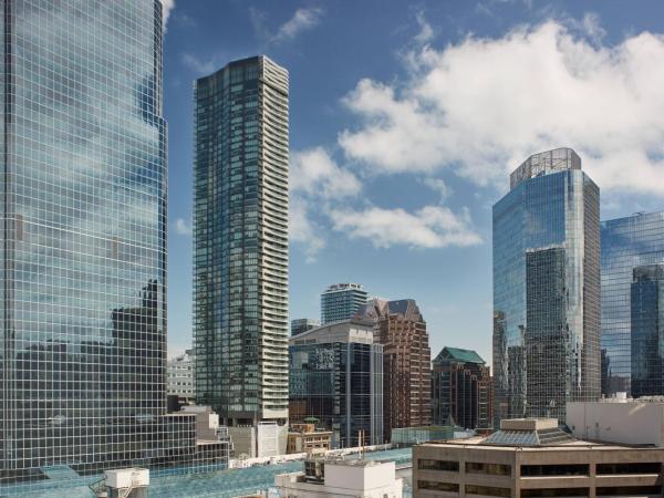 Marriott Downtown at CF Toronto Eaton Centre : photo 6 de la chambre chambre lit king-size - vue sur place de la trinité et sur cour