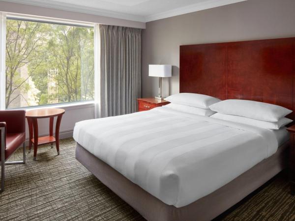 Marriott Downtown at CF Toronto Eaton Centre : photo 8 de la chambre chambre avec 2 lits doubles - vue sur place de la trinité et sur cour