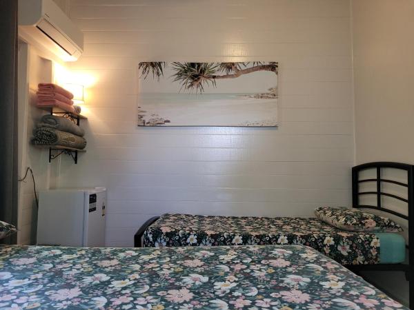 Travellers Paradise : photo 3 de la chambre chambre triple avec salle de bains commune