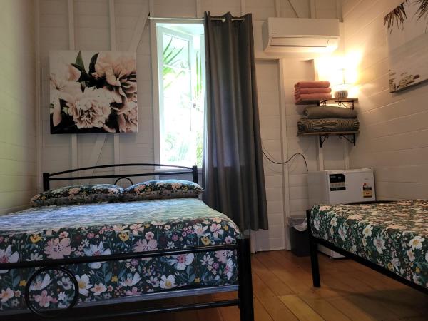 Travellers Paradise : photo 2 de la chambre chambre triple avec salle de bains commune