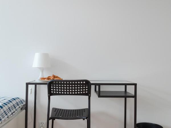 LoftMe Houses Hostel : photo 3 de la chambre chambre lits jumeaux avec salle de bains commune