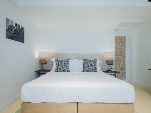 Xinlor House - Phuket Old Town : photo 6 de la chambre suite lit king-size avec balcon