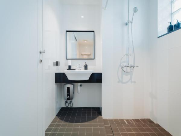 Xinlor House - Phuket Old Town : photo 8 de la chambre suite lit king-size avec balcon