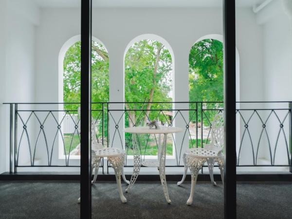 Xinlor House - Phuket Old Town : photo 4 de la chambre suite lit king-size avec balcon