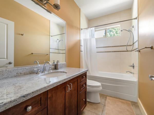 Luxurious Dream House : photo 1 de la chambre chambre lit queen-size avec salle de bains commune