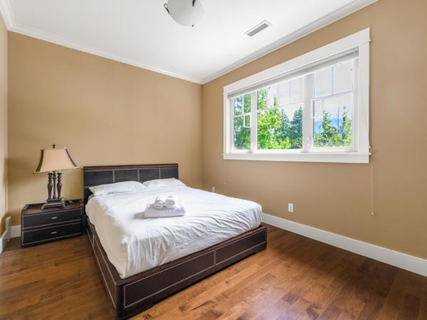 Luxurious Dream House : photo 2 de la chambre chambre lit queen-size avec salle de bains commune