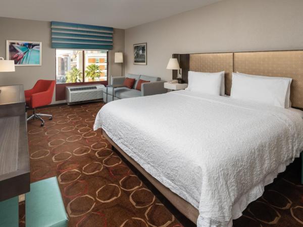 Hampton Inn Tropicana : photo 1 de la chambre chambre lit king-size avec canapé-lit - non-fumeurs