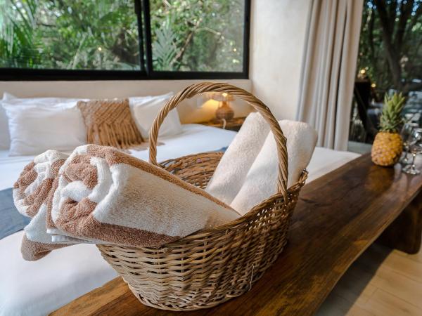 Sunset House : photo 4 de la chambre chambre lit king-size supérieure avec balcon