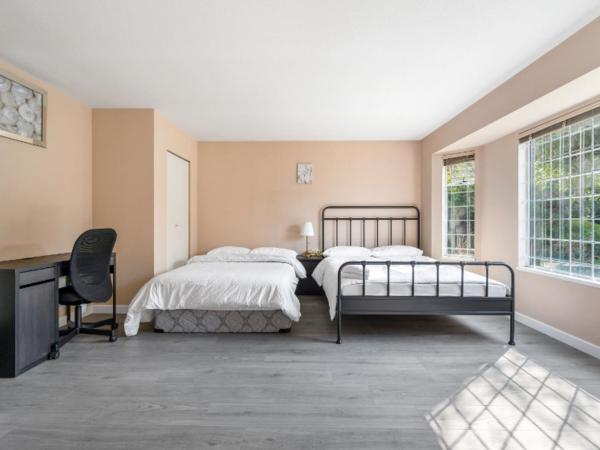 Charming Stay in Prime Vancouver Location : photo 4 de la chambre chambre quadruple avec salle de bains commune