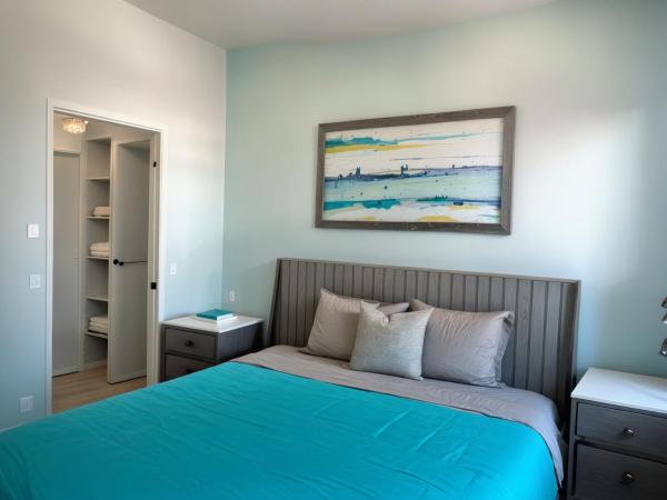 Hollywood Homes minutes to everything SPACIOUS AND FREE PARKING : photo 4 de la chambre three-bedroom deluxe townhouse at barton