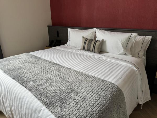 Hotel Catedral : photo 2 de la chambre chambre lit king-size avec balcon