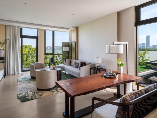 Four Seasons Hotel Suzhou : photo 2 de la chambre suite lit king-size four seasons