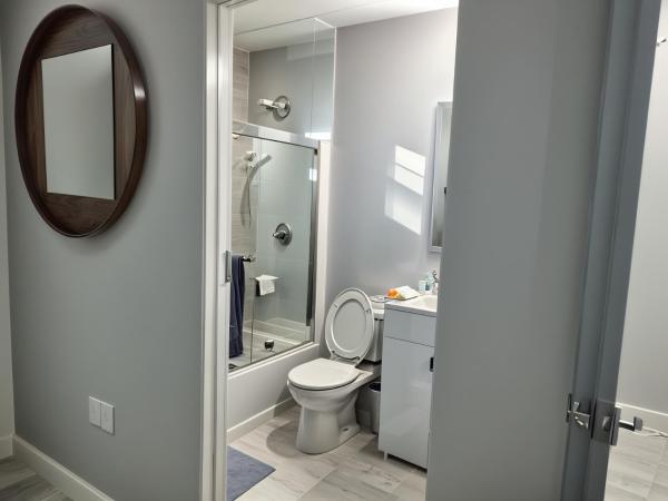 Hollywood Homes minutes to everything SPACIOUS AND FREE PARKING : photo 8 de la chambre two-bedroom townhouse at barton