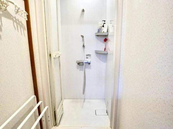 Villa Kyoto Saiin : photo 4 de la chambre chambre lits jumeaux avec matelas futon et salle de bains commune