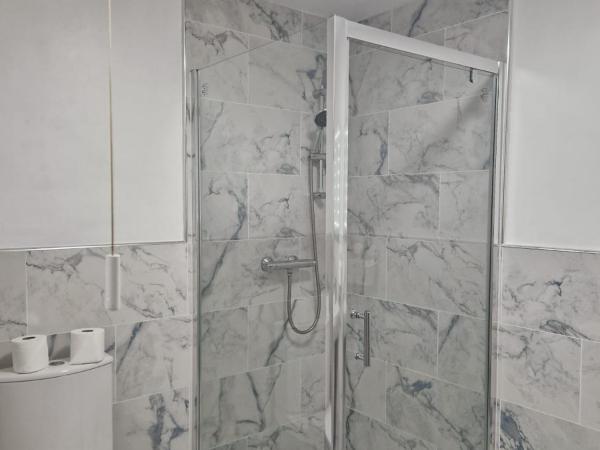 Crown House : photo 6 de la chambre chambre familiale