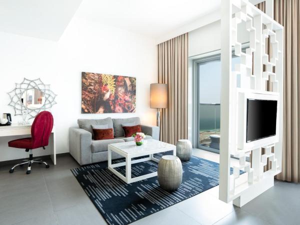 The First Collection Marina - formerly Wyndham Dubai Marina : photo 2 de la chambre grande suite avec balcon - accès au club de plage soluna