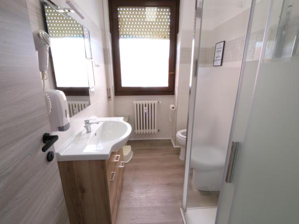 Hostel 3 : photo 4 de la chambre chambre triple avec salle de bains commune