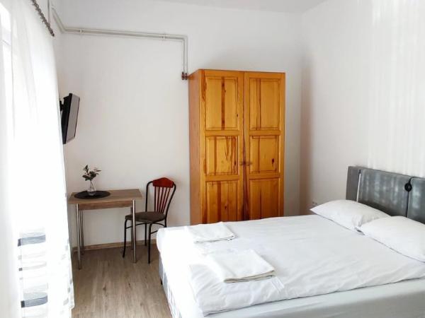 OKSZI Vendégház : photo 2 de la chambre chambre lits jumeaux avec salle de bains privative séparée