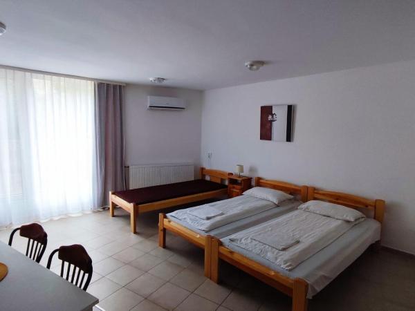 OKSZI Vendégház : photo 4 de la chambre chambre triple - vue sur jardin