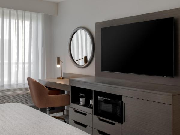 Hampton Inn By Hilton Winnipeg Downtown : photo 3 de la chambre king room with microwave and fridge