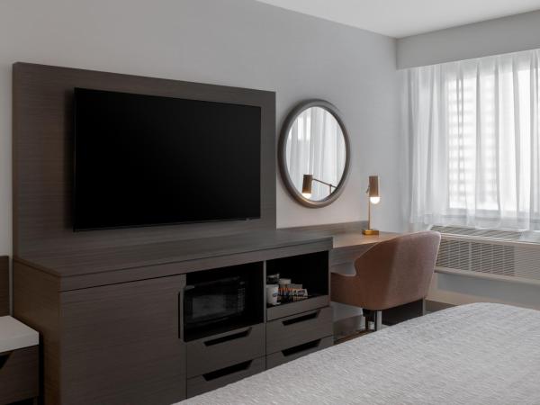 Hampton Inn By Hilton Winnipeg Downtown : photo 4 de la chambre king room with microwave and fridge