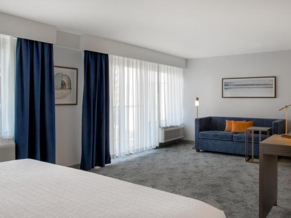 Hampton Inn By Hilton Winnipeg Downtown : photo 1 de la chambre king studio suite with balcony and wet bar