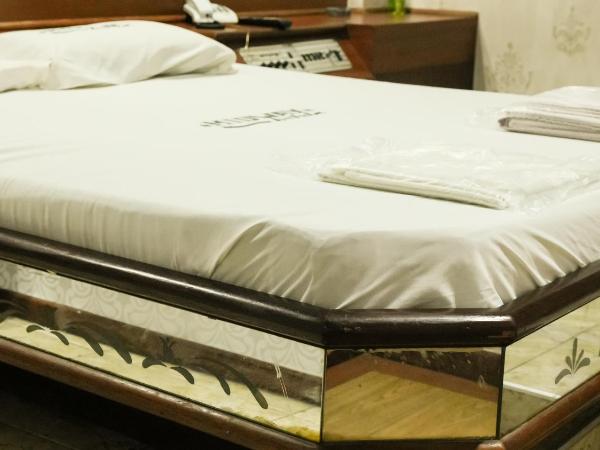 Midway Hotel : photo 7 de la chambre suite deluxe avec baignoire spa