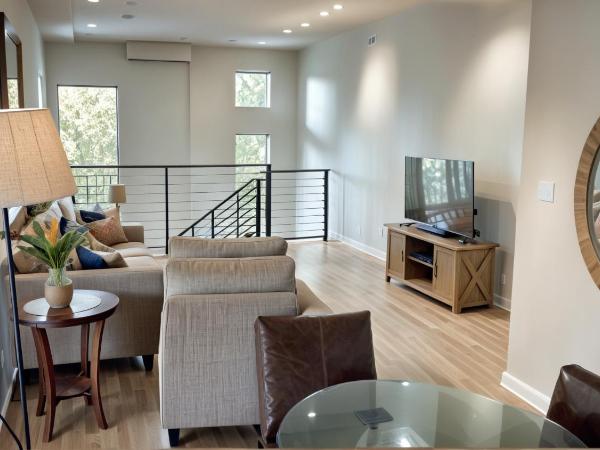 Hollywood Homes minutes to everything SPACIOUS AND FREE PARKING : photo 2 de la chambre two-bedroom townhouse at ridgewood