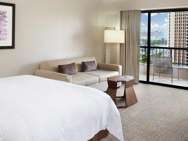 Hilton Hawaiian Village Waikiki Beach Resort : photo 3 de la chambre hébergement lit king-size tour ali'i - vue partielle sur océan