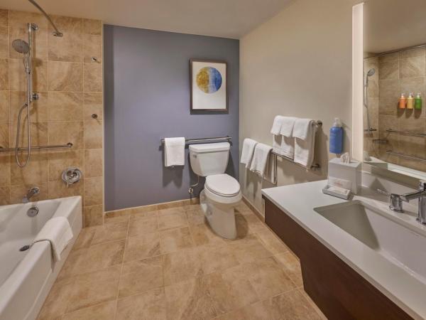 Hilton Hawaiian Village Waikiki Beach Resort : photo 4 de la chambre chambre lit king-size avec baignoire et vue sur le complexe hôtelier tapa - accessible aux personnes à mobilité réduite