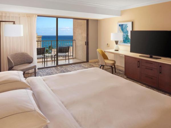 Hilton Hawaiian Village Waikiki Beach Resort : photo 3 de la chambre chambre lit king-size avec baignoire et vue sur le complexe hôtelier tapa - accessible aux personnes à mobilité réduite