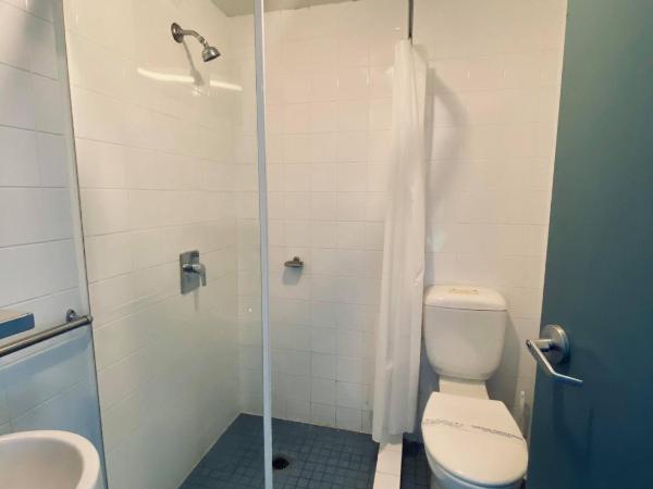 Boardrider Backpackers and Budget Motel : photo 5 de la chambre chambre double avec salle de bains privative et balcon - vue sur océan