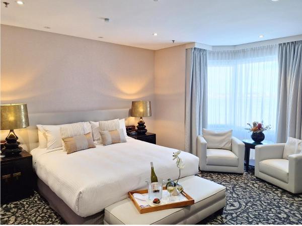 Residence on Langley Park : photo 6 de la chambre suite lit king-size avec baignoire spa