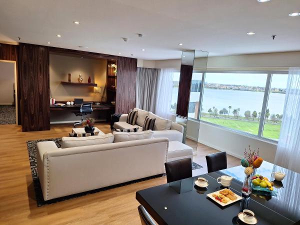 Residence on Langley Park : photo 5 de la chambre suite lit king-size avec baignoire spa