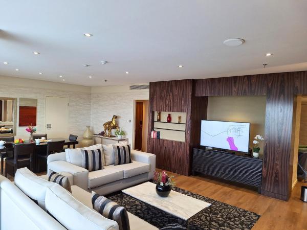 Residence on Langley Park : photo 4 de la chambre suite lit king-size avec baignoire spa