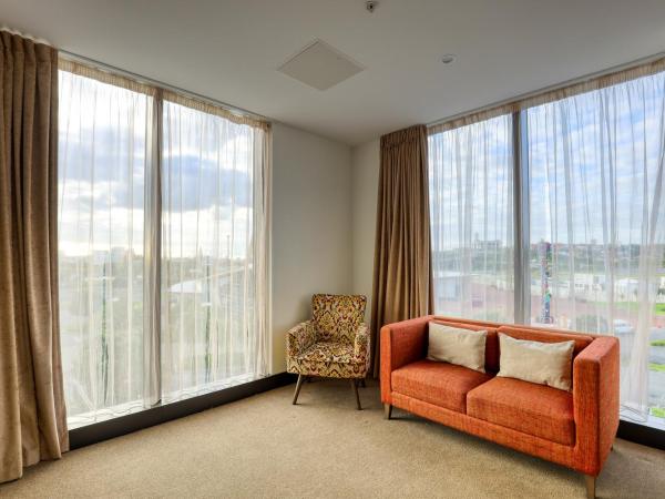 Ramada Suites by Wyndham Auckland Manukau Pacfic Centre : photo 1 de la chambre suite 1 chambre lit king-size - non-fumeurs