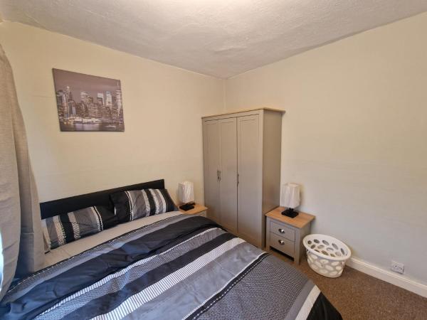 Loola's House : photo 3 de la chambre chambre double ou lits jumeaux avec salle de bains commune