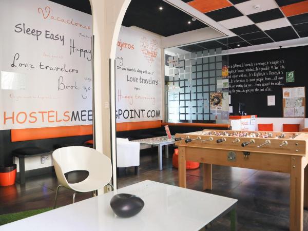 Hostels Meetingpoint : photo 4 de la chambre chambre double avec salle de bains