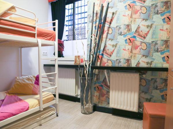 Hostels Meetingpoint : photo 2 de la chambre chambre lits jumeaux avec salle de bains commune