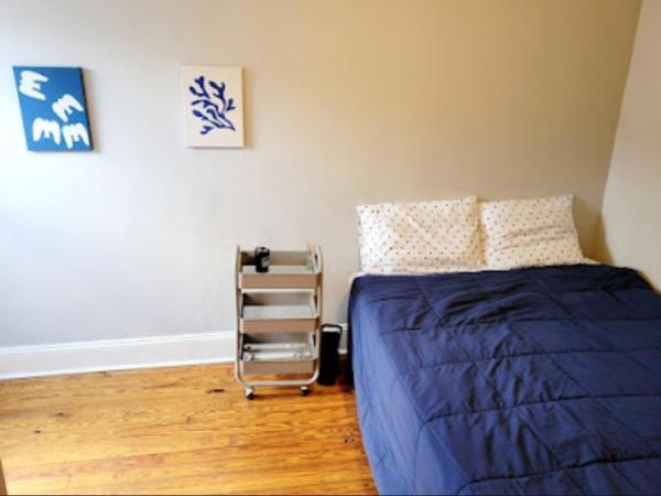 Budget Bed Room near Downtown Inner Harbor w Free Parking : photo 1 de la chambre chambre double avec salle de bains commune